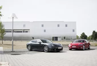 Porsche Panamera 4 E-Hybrid vs Tesla Model S 100 D