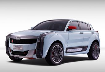 Qoros 2 SUV PHEV Concept, met intrekbare laadstengel #1
