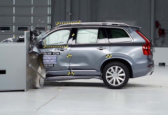 Volvo XC90 doorstaat super-crashtest in de VS #1