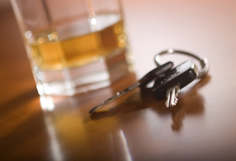 Mannen grijpen naar bier, vrouwen naar hun smartphone #1