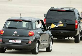 De pauselijke Fiat 500L verkocht voor 82.000 dollar #1