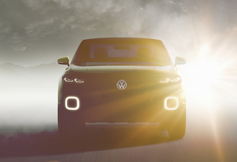 Volkswagen: kleine SUV steekt neus aan het venster #1