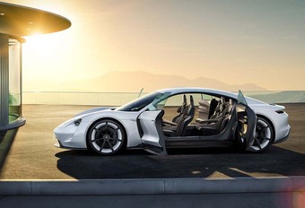 Porsche : un modèle électrique proche de la Mission E #1