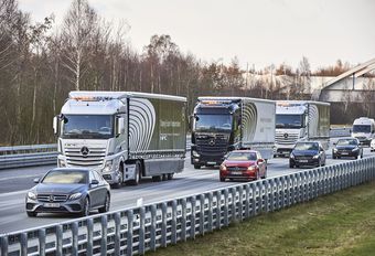 Mercedes: konvooi zelfrijdende vrachtwagens #1