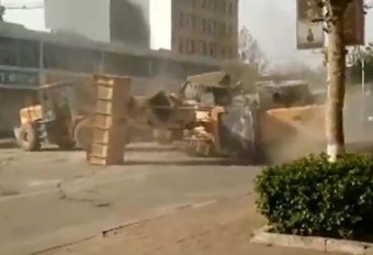 China: bulldozergevecht op straat #1
