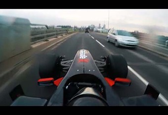 ONGEWOON – Met F1-auto op de openbare weg #1
