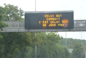France : message sur autoroute pour ne pas jouer en roulant #1