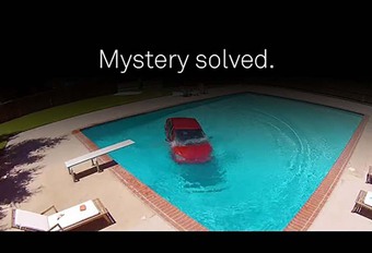 ONGEWOON – Auto belandt in zwembad... #1