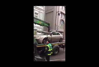 INSOLITE – Il détruit une auto avec le camion de la fourrière #1
