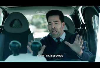 Alfa lacht in een reclamefilmpje met zelfstandige auto’s  #1