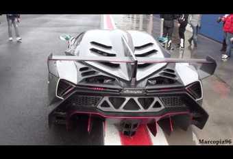 Une Lamborghini Veneno à l’œuvre sous la pluie #1