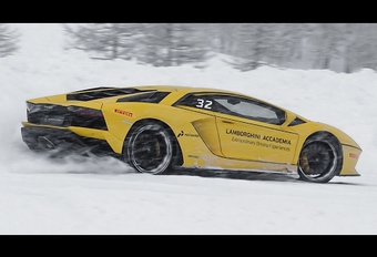 Twee Lamborghini’s Aventador S dansen in de sneeuw #1