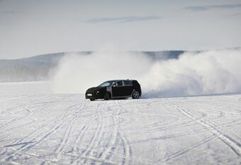 WRC-piloot Thierry Neuville heeft de op stapel staande N-sportversie van de Hyundai i30 getest op een bevroren meer in Zweden. De Koreaanse constructeur vroeg onze Belgische rallytrots om feedback bij de finale afstelling van de nog onder camouflagetape schuilende hot hatch.