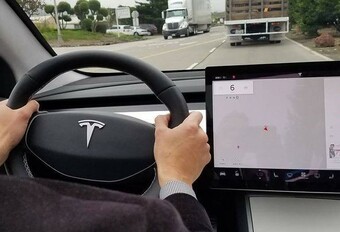 Tesla Model 3: alles op één scherm #1