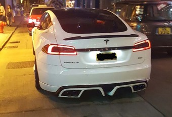 BIJZONDER: Tesla met geïntegreerde uitlaatpijpen #1
