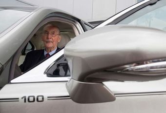 Lexus schenkt een LS 600h aan een honderdjarige #1