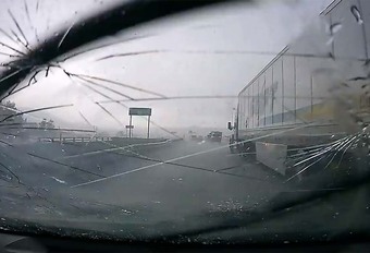 BIJZONDER: hagelt vernielt een hele auto #1