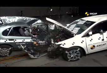 Crashtest met 2 generaties Toyota Corolla #1