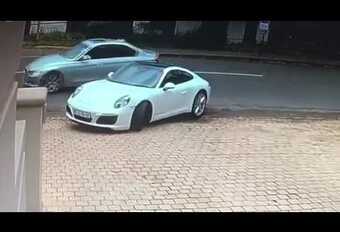 Porsche 911 ontsnapt nipt aan carjackers #1