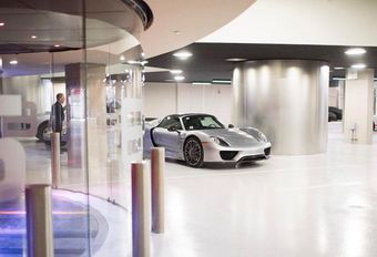 Porsche Design Tower: zet je Porsche eens in het salon #1