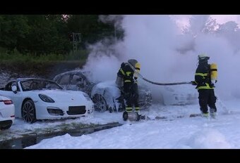 Incendie dans un garage Porsche à Hambourg #1