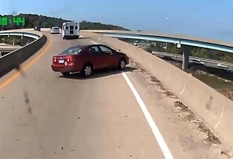 INSOLITE – Elle change de chemisier au volant et provoque un accident #1