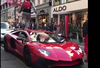 BIJZONDER – Voetganger loopt over Lamborghini #1