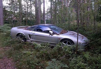 INSOLITE – Une Honda NSX abandonnée dans une forêt russe #1