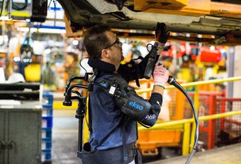 Ford verlicht het werk met een exoskelet #1