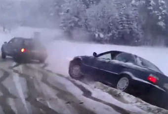 BIJZONDER – Audi 80 bevrijdt BMW uit de sneeuw #1