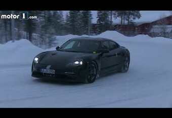 La Porsche Mission E « joue » dans la neige ! #1