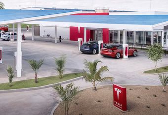 Tesla: Superchargers met nostalgische drive-in #1