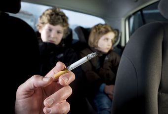 Vlaanderen: zware straffen voor wie rookt in de auto in het bijzijn van kinderen #1