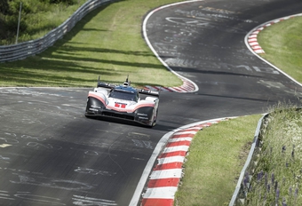 Porsche rijdt ronderecord Nordschleife aan flarden