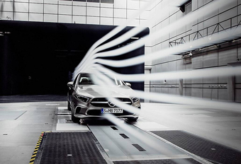 Mercedes A-Klasse Sedan glijdt door de wind #1