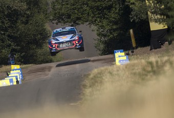 Thierry Neuville redt de meubelen in rally Duitsland en vergroot WK-voorsprong