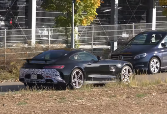 VIDEO – Mercedes-AMG GT facelift gespot in camouflage #1