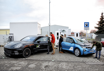 Porsche en BMW onthullen 450 kW snellader… en Taycan Cross Turismo #1