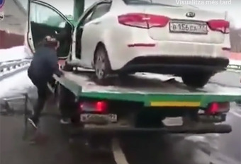 INSOLITE – Il refuse que sa voiture parte en fourrière ! #1