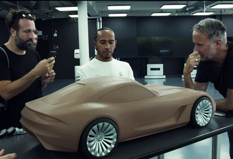 Aan welke Mercedes kleit Lewis Hamilton hier? #1