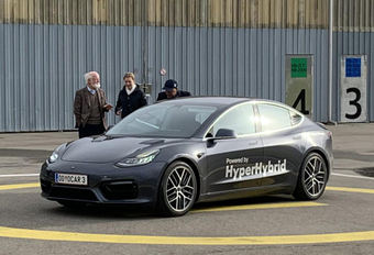 Oostenrijker maakt Tesla Model 3 ‘beter’ met benzinemotor #1