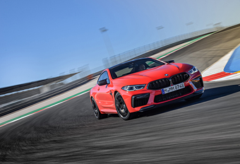 De BMW M8 Competition rondt de Ring in 7:32,79 en toont zich zowat even snel als de Porsche 911 Carrera S. Niet slecht voor een 2 ton zware en propvol luxe gestoken GT. Bekijk de video!