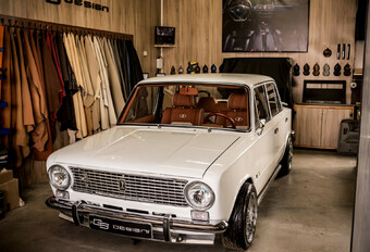Heb je het luxueuze interieur van deze Lada 2101 gezien? #1