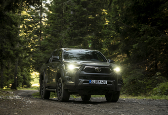Toyota Hilux 2.8 D-4D Invincible (2021) #1