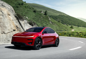 Review Tesla Model Y Performance (Juniper 2025)