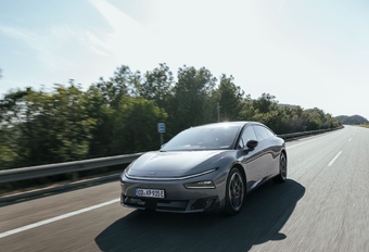 Review Xpeng P7+ (2026) - slanke limousine met snelle laadtijden en scherpe prijs
