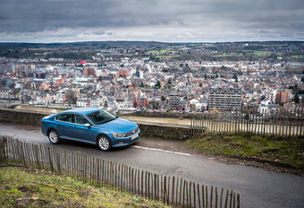 VOLKSWAGEN PASSAT 2.0 TDI BMT 150 : Opvallend onopvallend #1