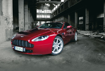 ASTON MARTIN V8 VANTAGE : De Schone is het beest #1