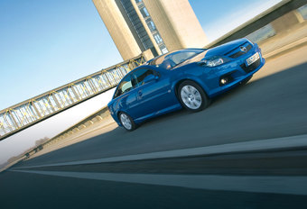 OPEL VECTRA OPC : Als de gesmeerde bliksem #1