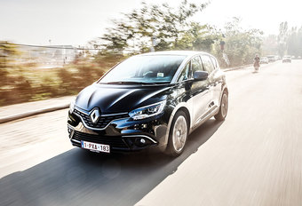 RENAULT SCENIC 1.5 dCi 110 : Op grote voet #1